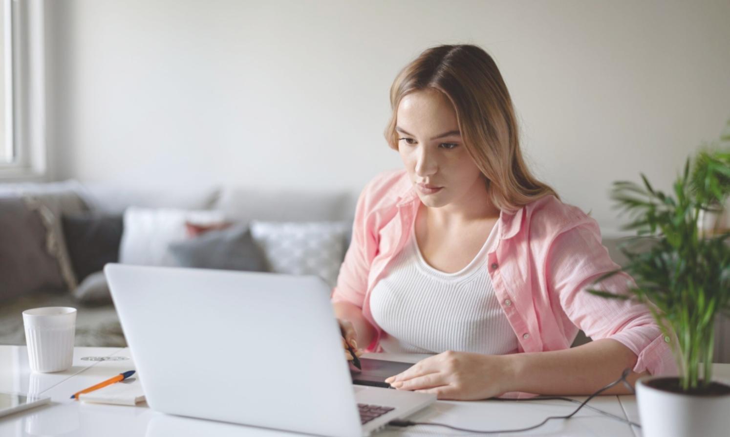 Estudiantes trabajando en análisis financiero